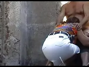 あなたの友人は彼のソフトキックを振る 女 ...