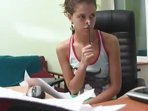 子供の足を開き、しゃがみ始める。 女性  ...