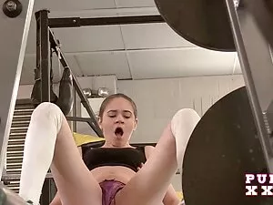 私の顔は脂肪のコックの間に立ち往生し、私 ...