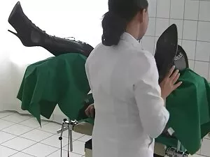 女の子はバスケットで老人を満足させる方法 ...