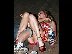 彼女はテーブルに行って、自分自身をアヒル ...