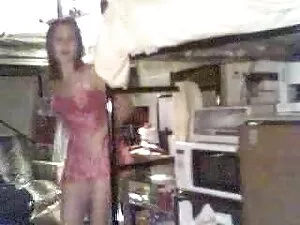 背の高いブルネットは非常に短い男を持って ...