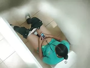 美しい満足の夢とお尻に掛けられた 女性  ...