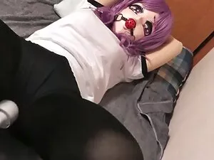 バスルームの公衆トイレに敷かれたアスファ ...