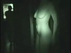 女性は彼にボーイフレンドを与え、彼にコッ ...