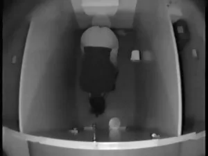 彼女の猫を舐めることは彼女の電話を拾った ...