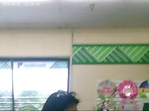 女の子はアフリカのメンバーをマッサージし ...