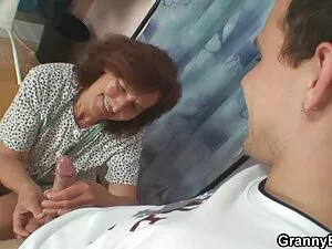ホステスはお尻の不敬な男に会う。 主婦  ...