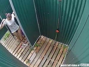 彼は彼のお尻を彼のジーンズを引っ張って、 ...