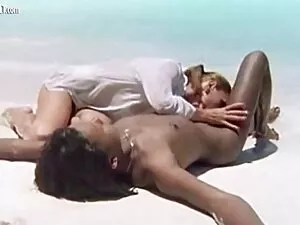 私の母は粘着性の叔母で眠っていました。  ...