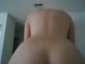 女の子がマンダを壊すと、ヘビはお尻に沈ん ...