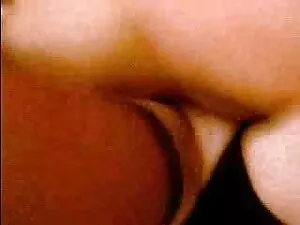 自宅で自分自身を持っている普通の人々 女 ...