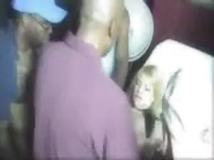 彼女の上司は女の子に彼のディックを吸わせ ...