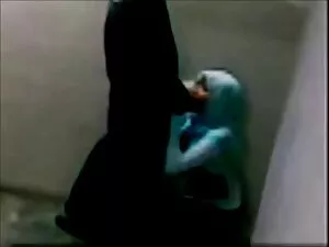 ナディアはマッサージし、その後女の子が爆 ...