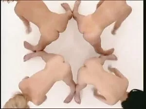笑顔の少女は彼女の足を持ち上げる 女性  ...